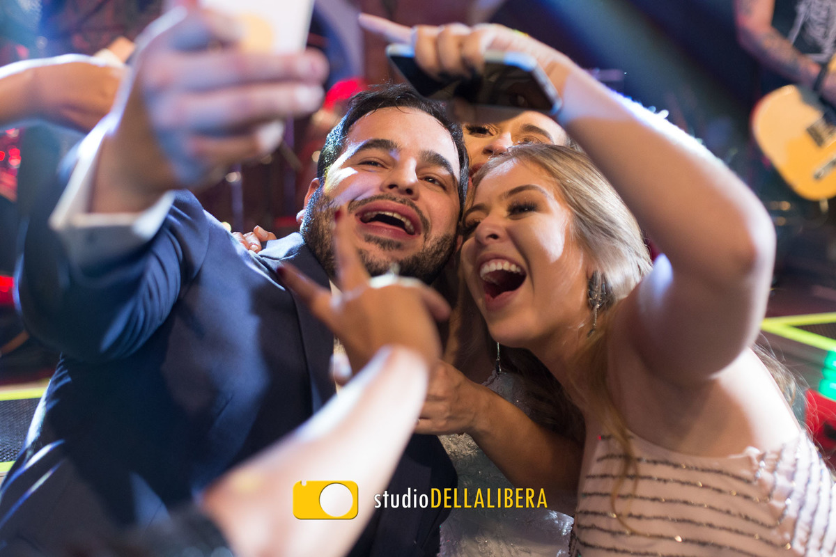 Noivo fazendo self com convidada durante a festa de casamento no espaço Zara, os dois com sorriso no rosto enquanto se preparavam o fotografo de casamento Wilson Della Libera Jr. fez a foto 