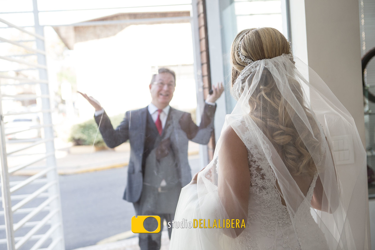Pai da noiva reagindo ao ve-la pronta no salão de beleza Alex Mendez, pronta para o casamento