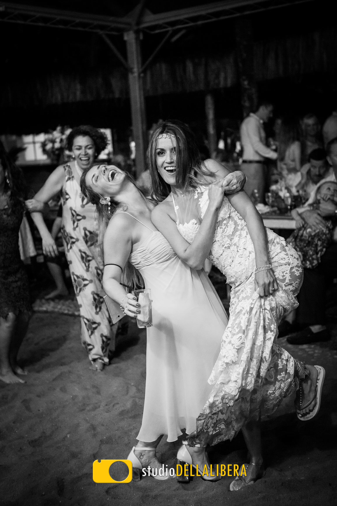 noiva dançando com convidada festa de casamento na praia em Ilha Bela registrado pelo fotografo de casamento Wilson Della Libera Junior