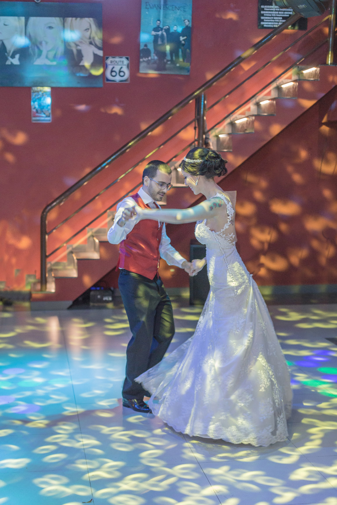 Noivos dançando juntos de mãos dadas