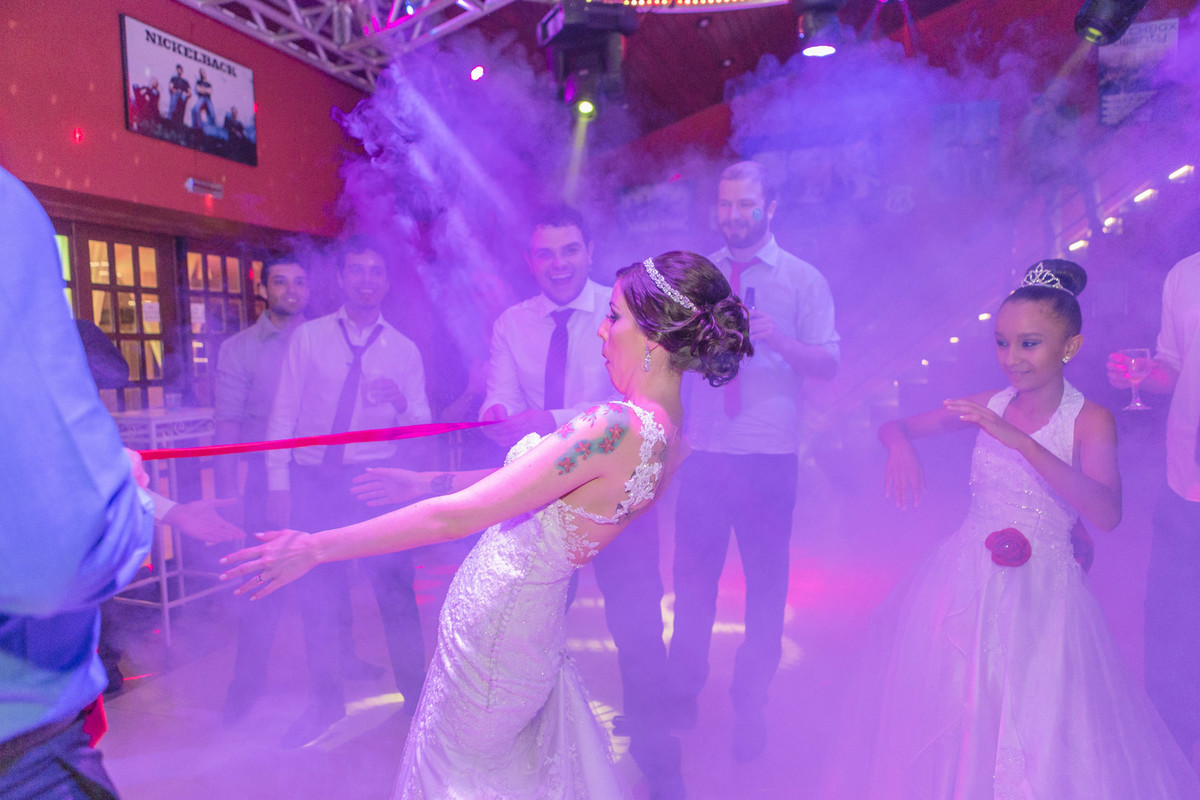 Noiva se curvando curtindo a pista de dança