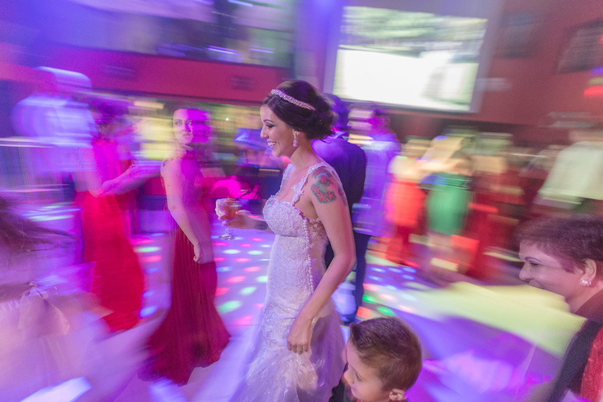 Noiva segurando a mão de uma criança enquanto dança