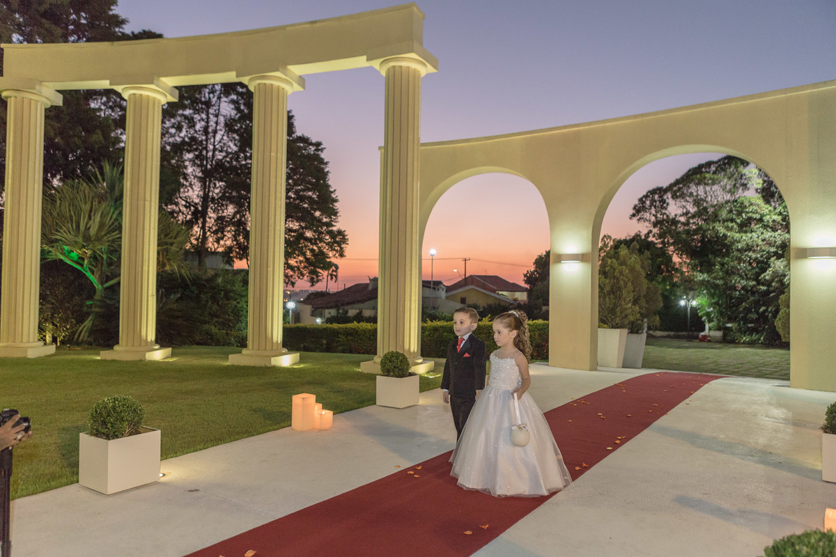 Noivinhos entrando no altar com as alianças