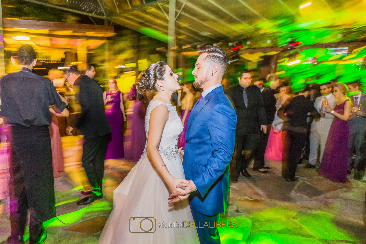 Noivos dançando na pista de dança