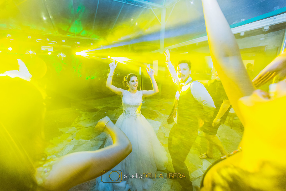 Everton e Juliana dançando em seu casamento