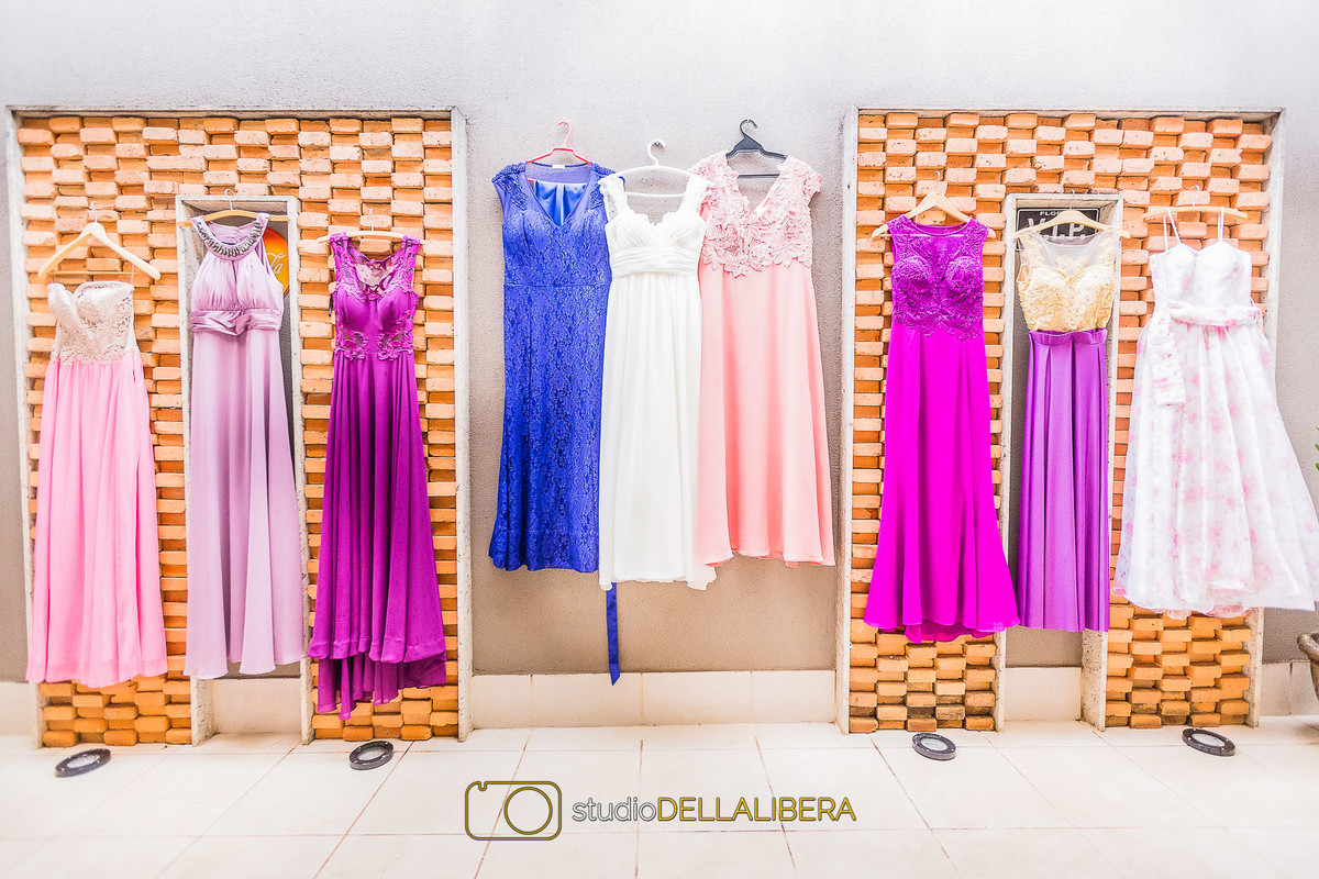 Vestisdos da noiva Juliana das mães e madrinhas, vestidos pendurado