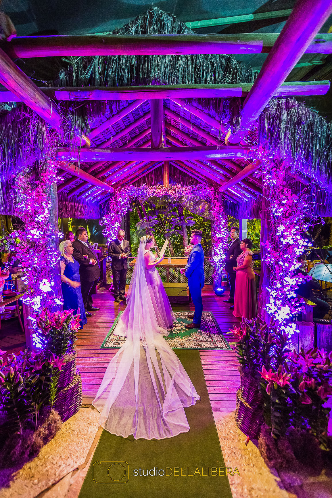 Noivos no altar na celebração fazendo seus votos