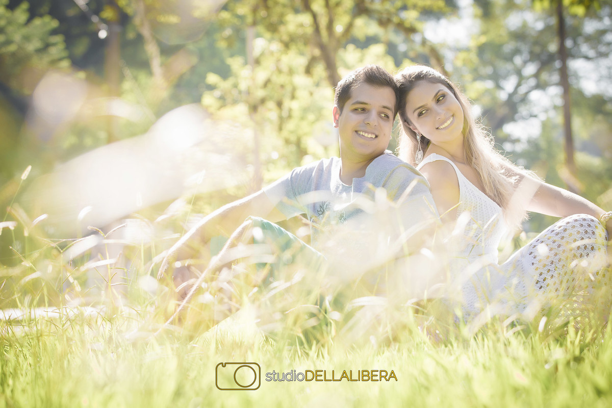 Noivos de costas um para o outro se olhando e sorrindo