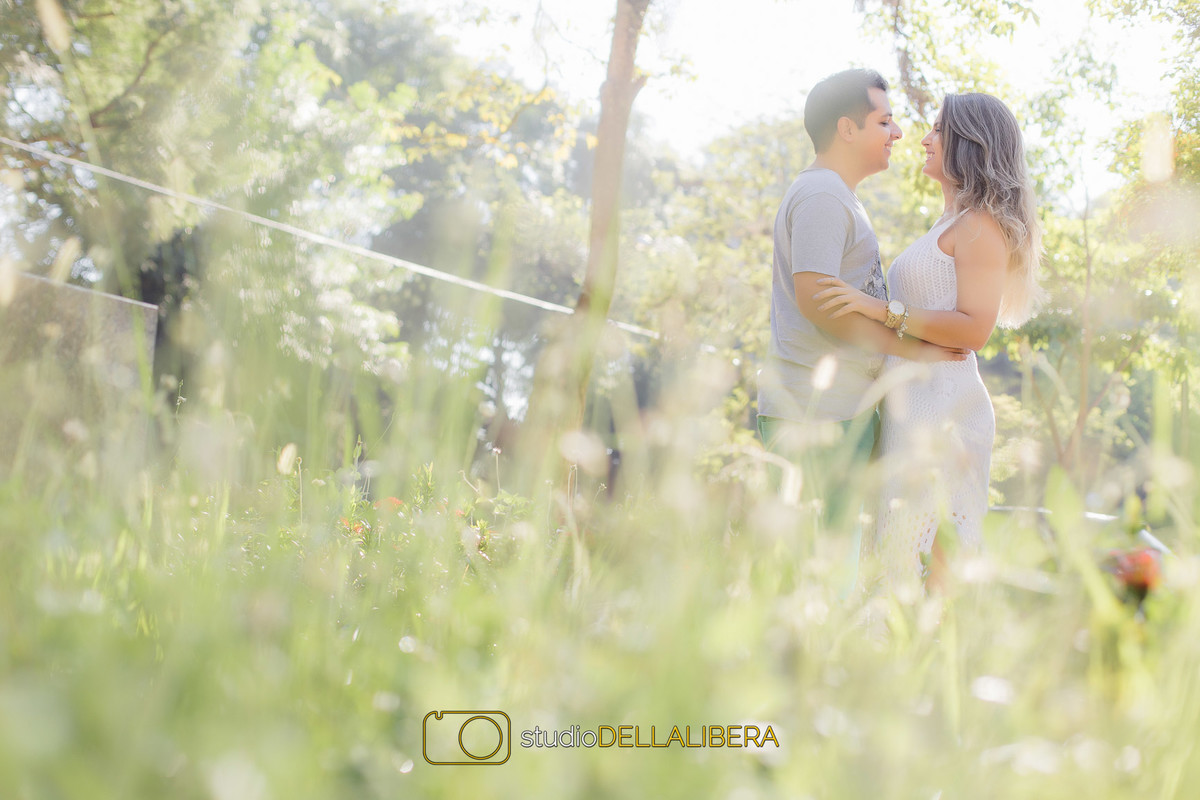 Noivos se olhando em sessão pré-wedding