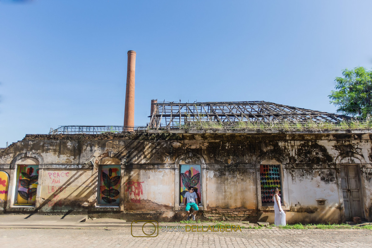 Noivo sentado olhando a noiva de costas para ele