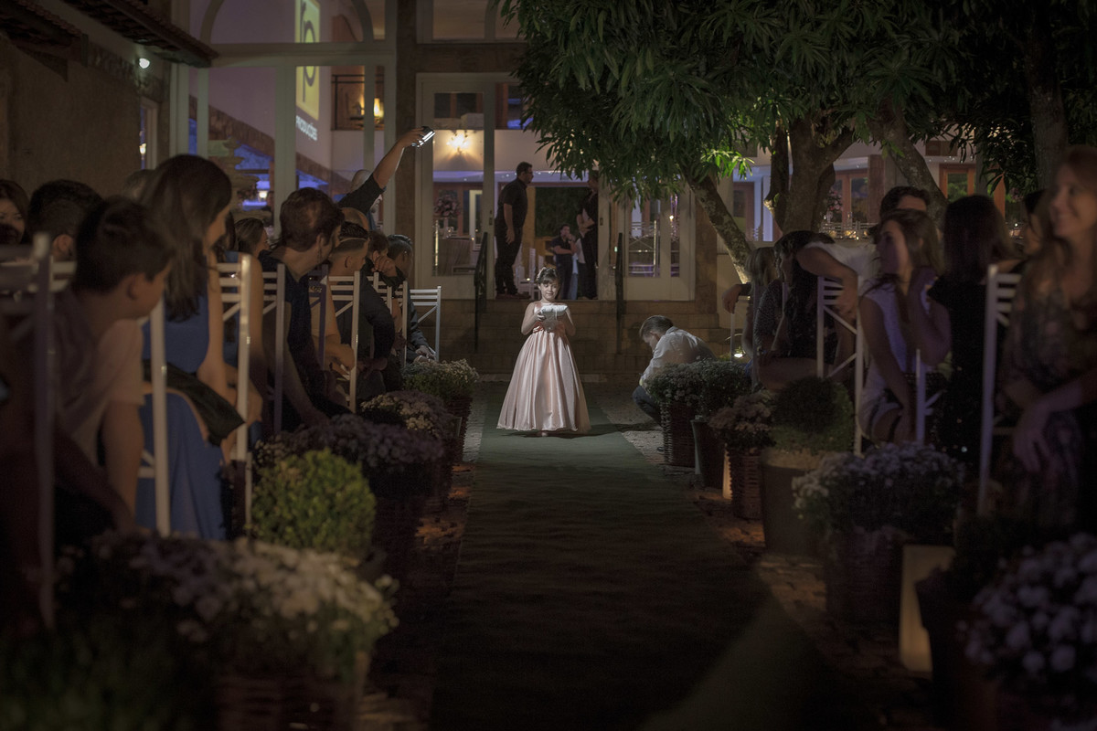 Daminha entrando no altar com as alianças numa almofada