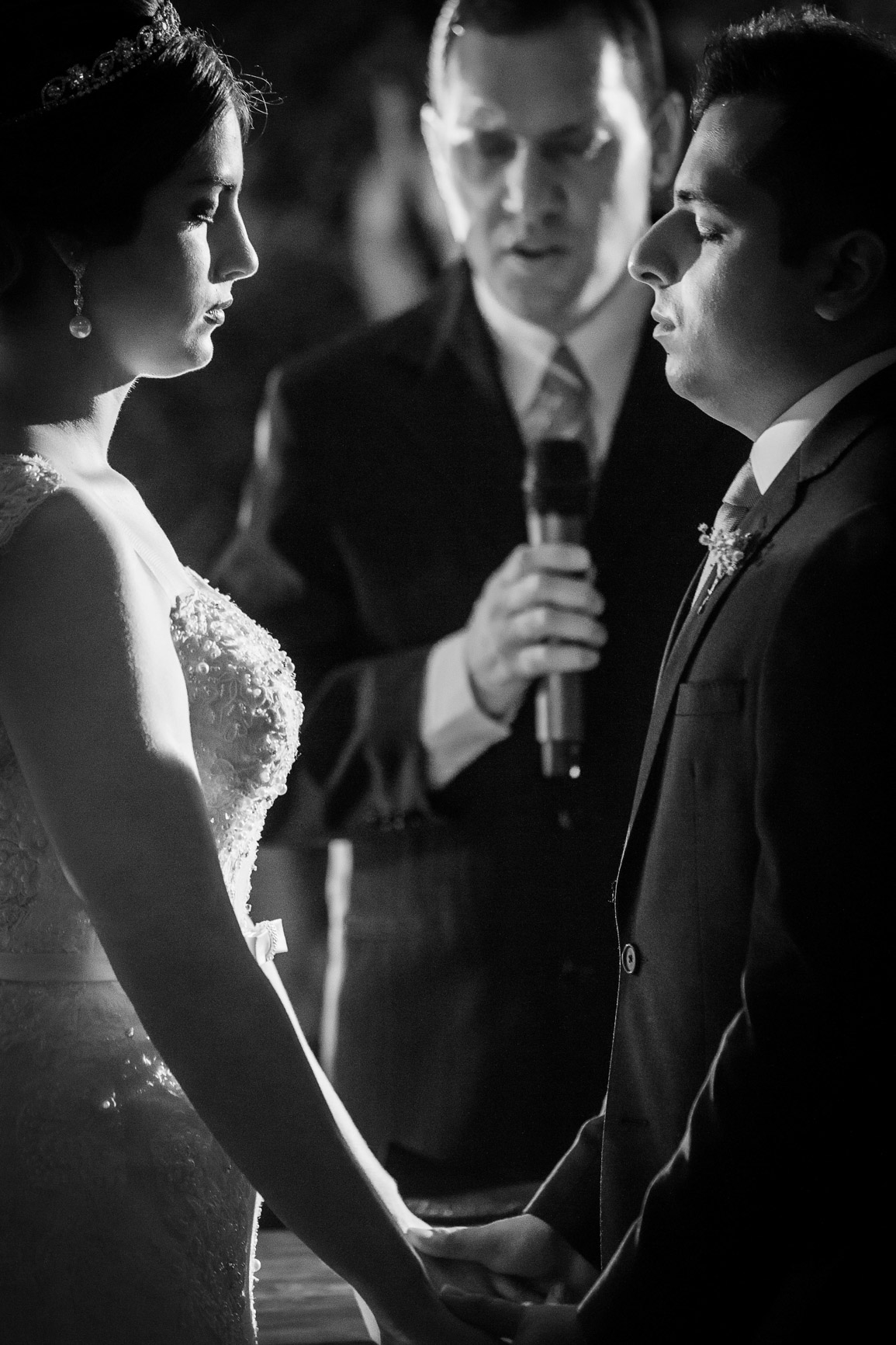 Noivos se olhando de frente enquanto dizem as juras de amor