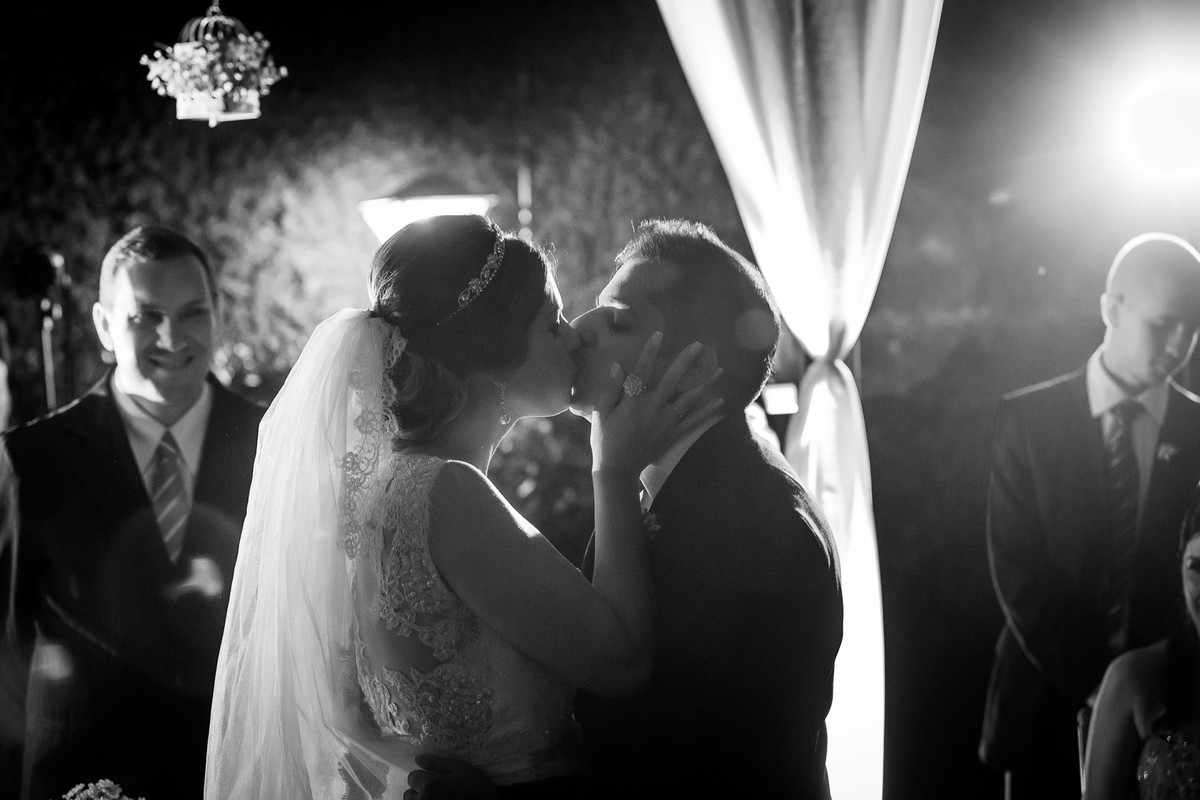Noivos se beijando no altar