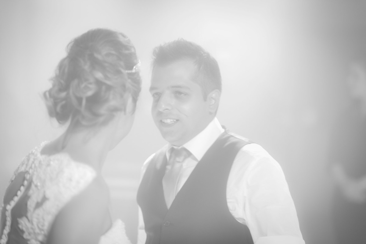 Noivos na pista de dança com fumaça