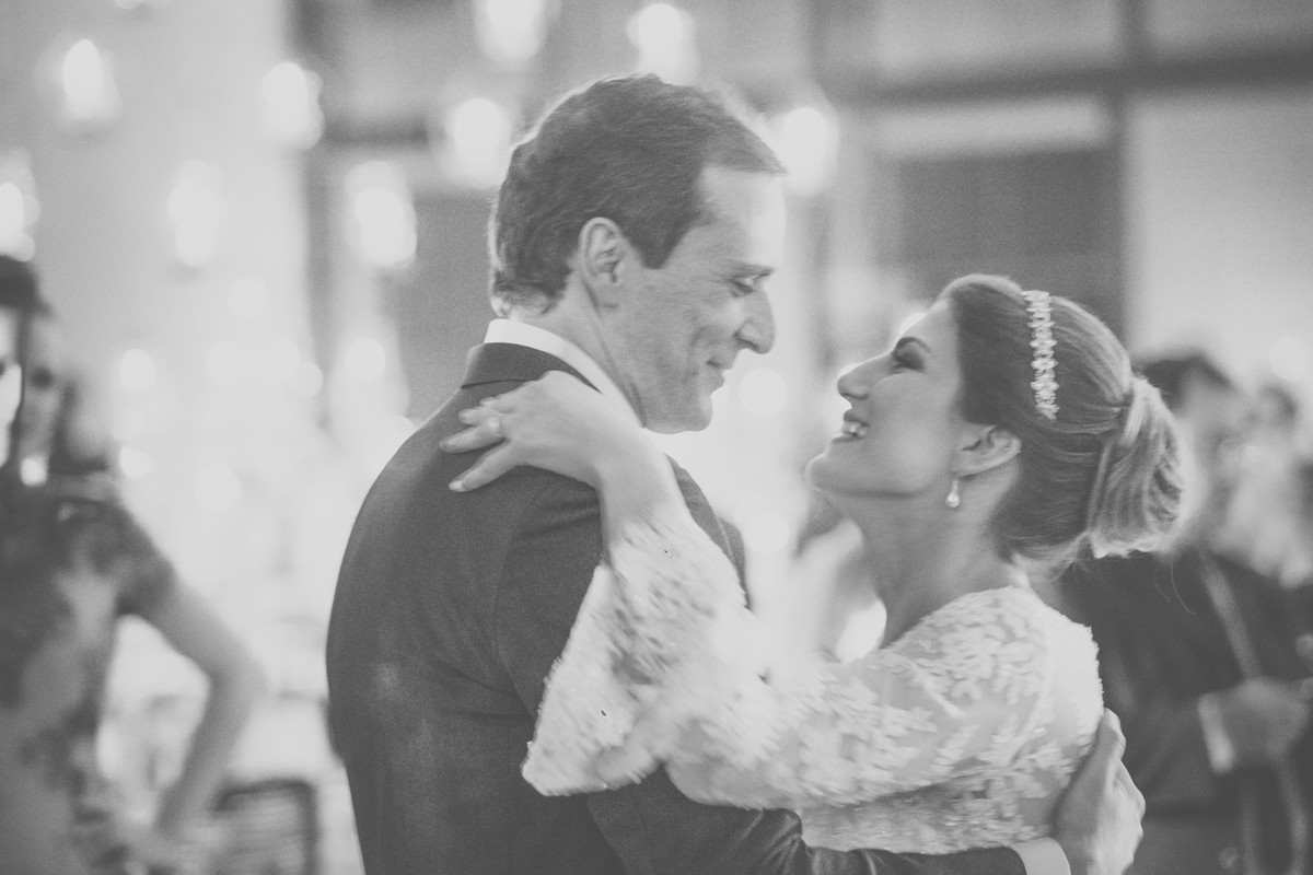 Noivos dançando na pista se entreolhando