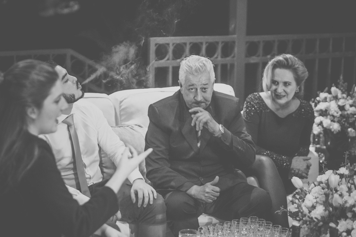 Convidados curtindo a charutaria que os noivos prepararam com muito carinho aos convidados