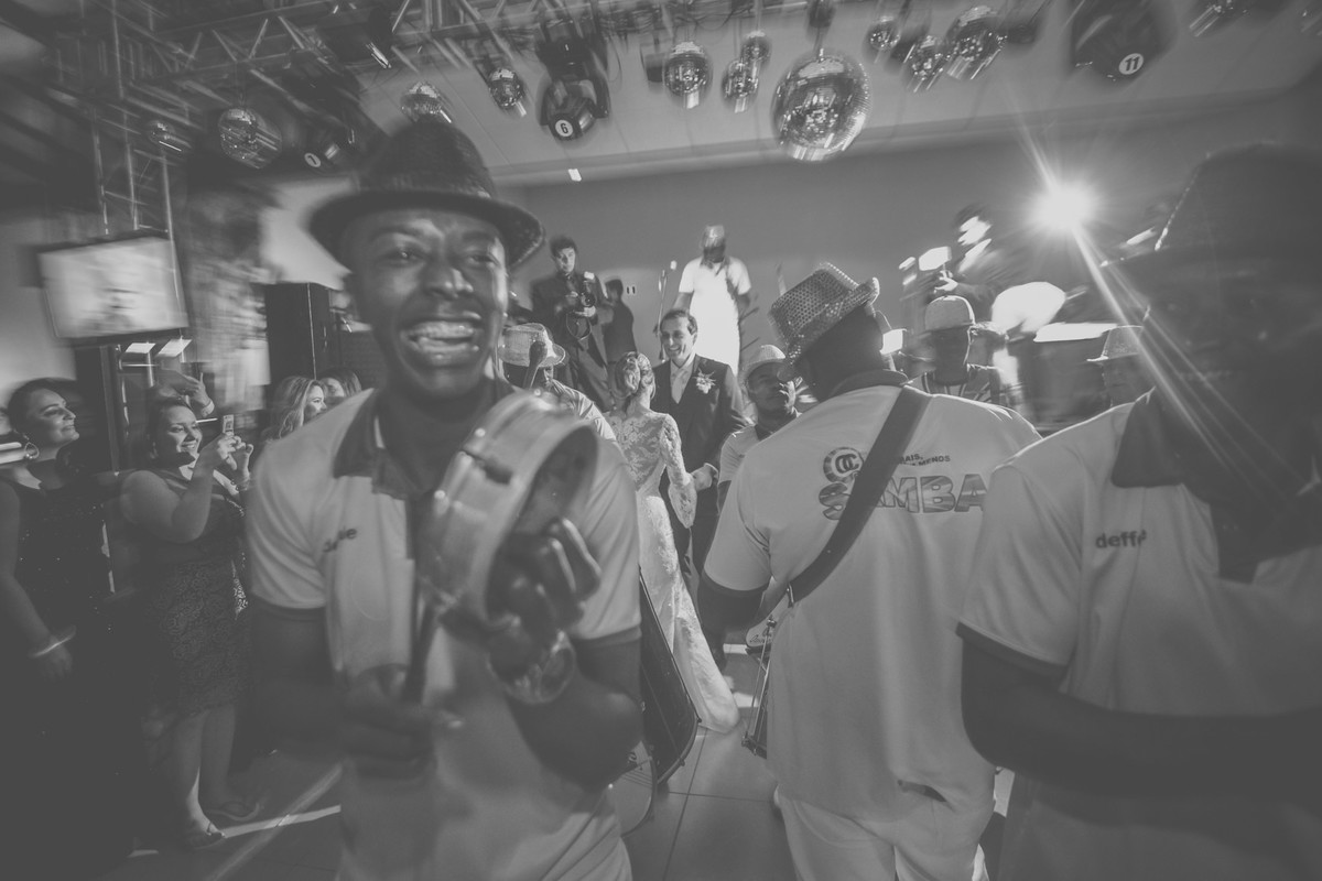Escola de samba invadindo a festa trazendo alegria aos noivos  e convidados