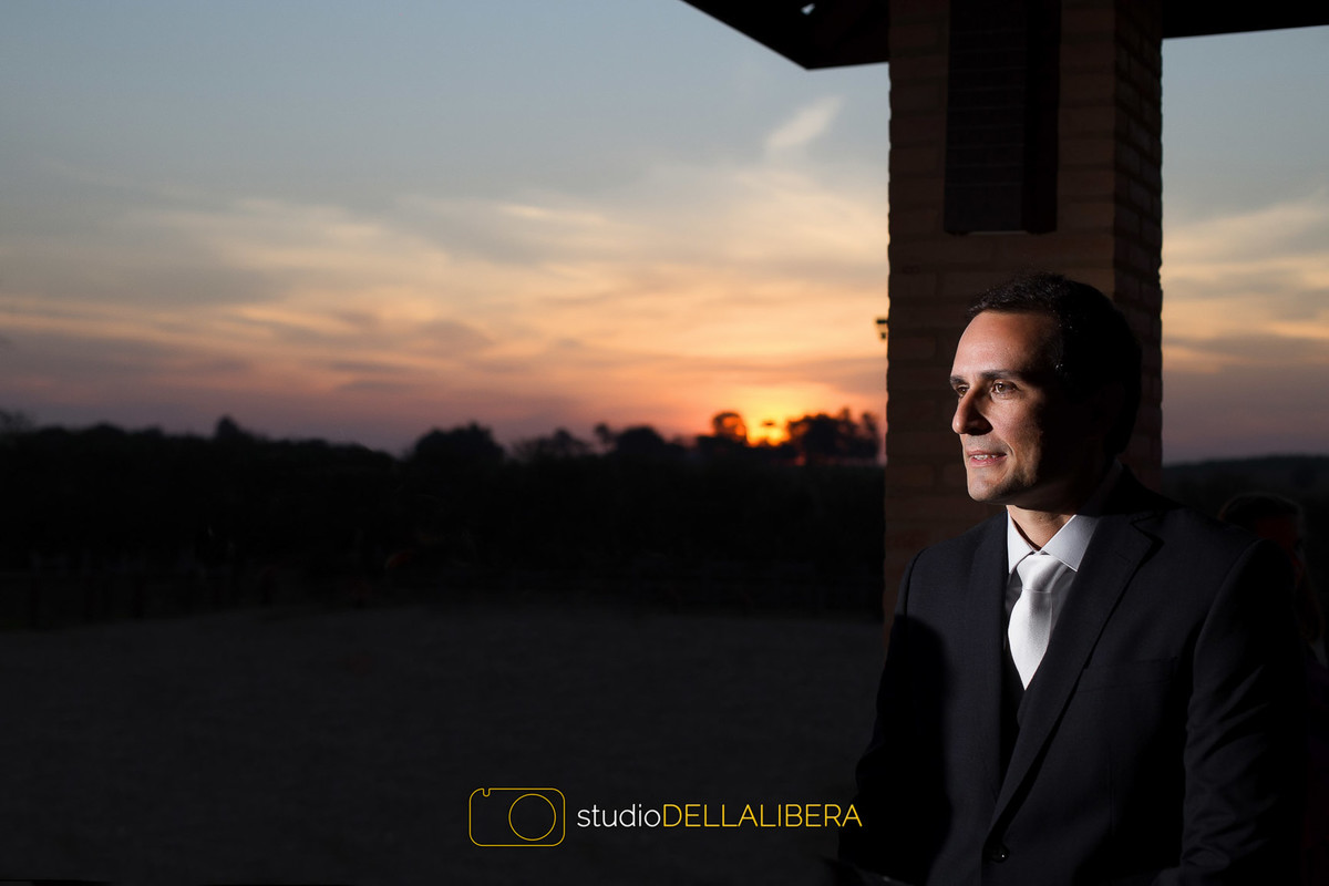 Noivo esperando a hora do casamento em Haras Bela Vista