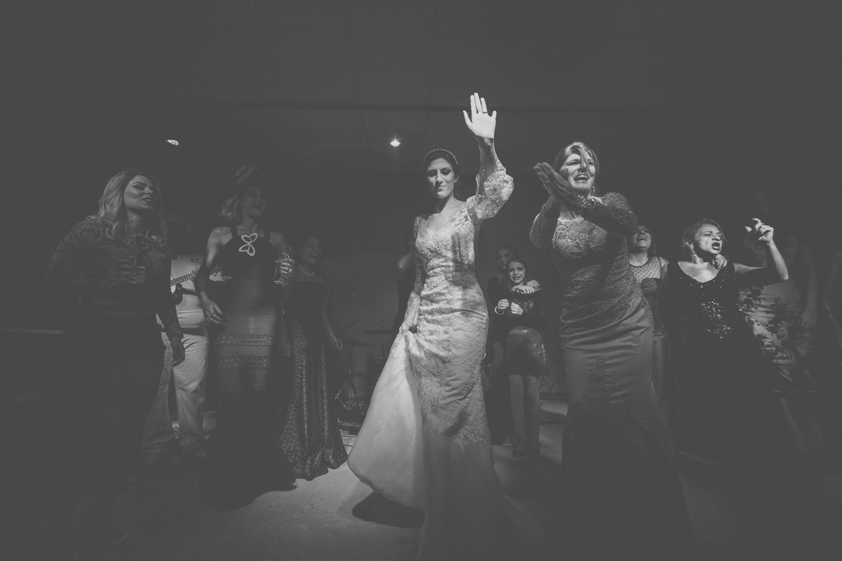 Noiva e a mãe curtindo a pista de dança