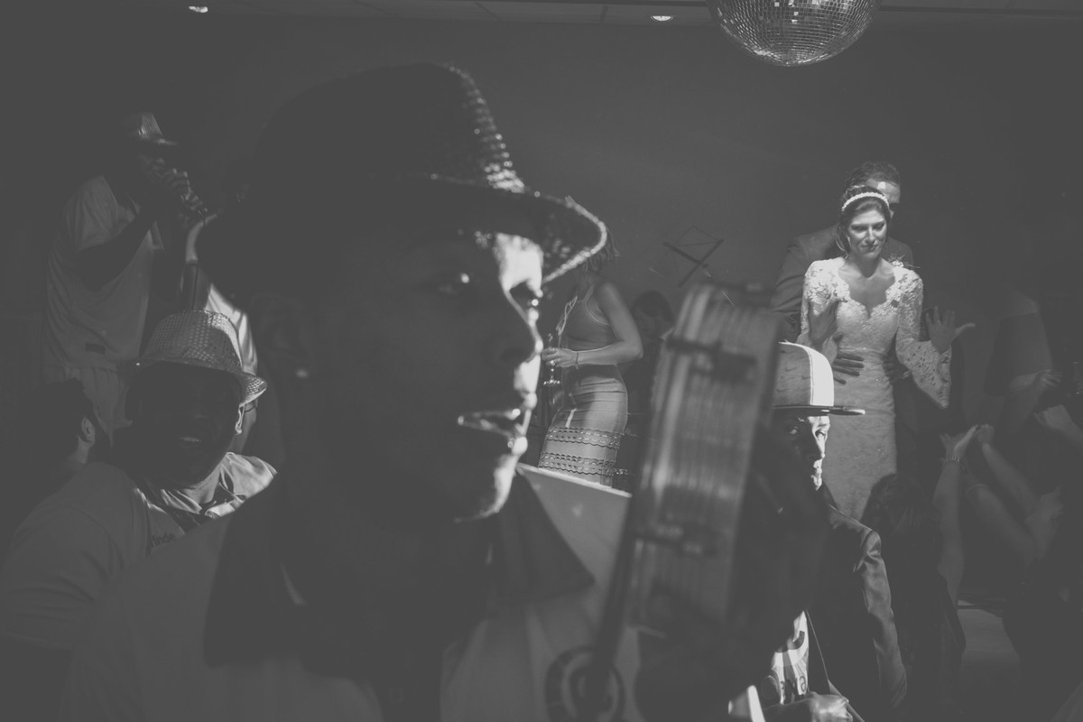 Noivos dançando enquanto a bateria da escola de samba toca