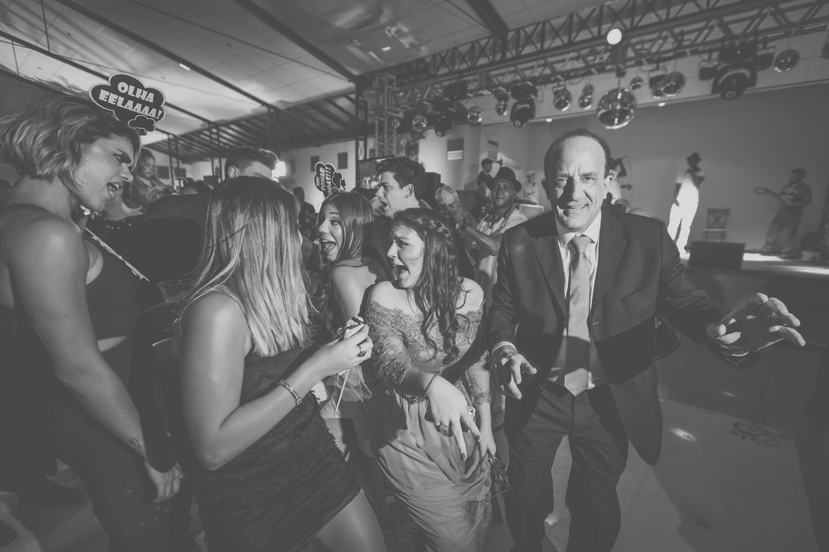 Convidados dançando na pista e se divertindo