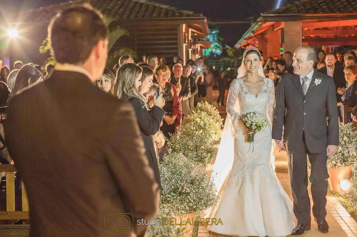 Noiva entrando no altar com pai ao lado Rui aguardando ela no altar