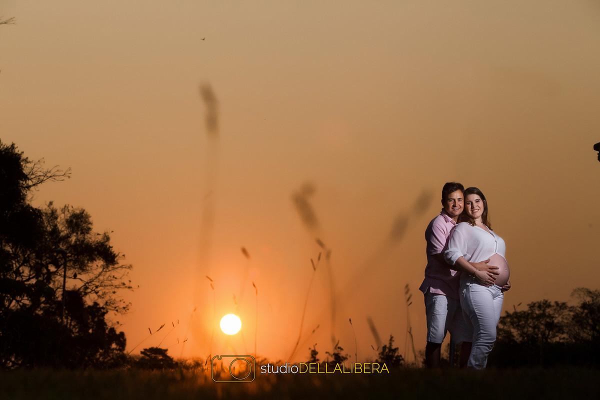 Sessão Gestante Manuela e Fagner abraçados em um lido por do sol em Piracicaba, foto com muito amor
