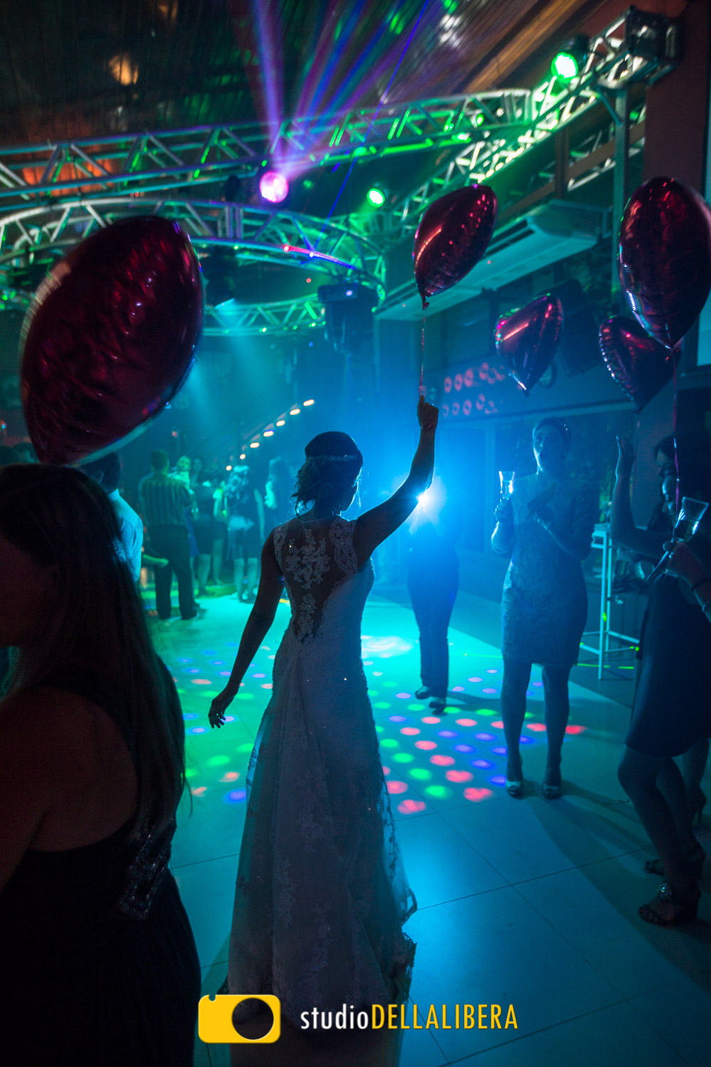 Noiva na pista de dança segurando balões