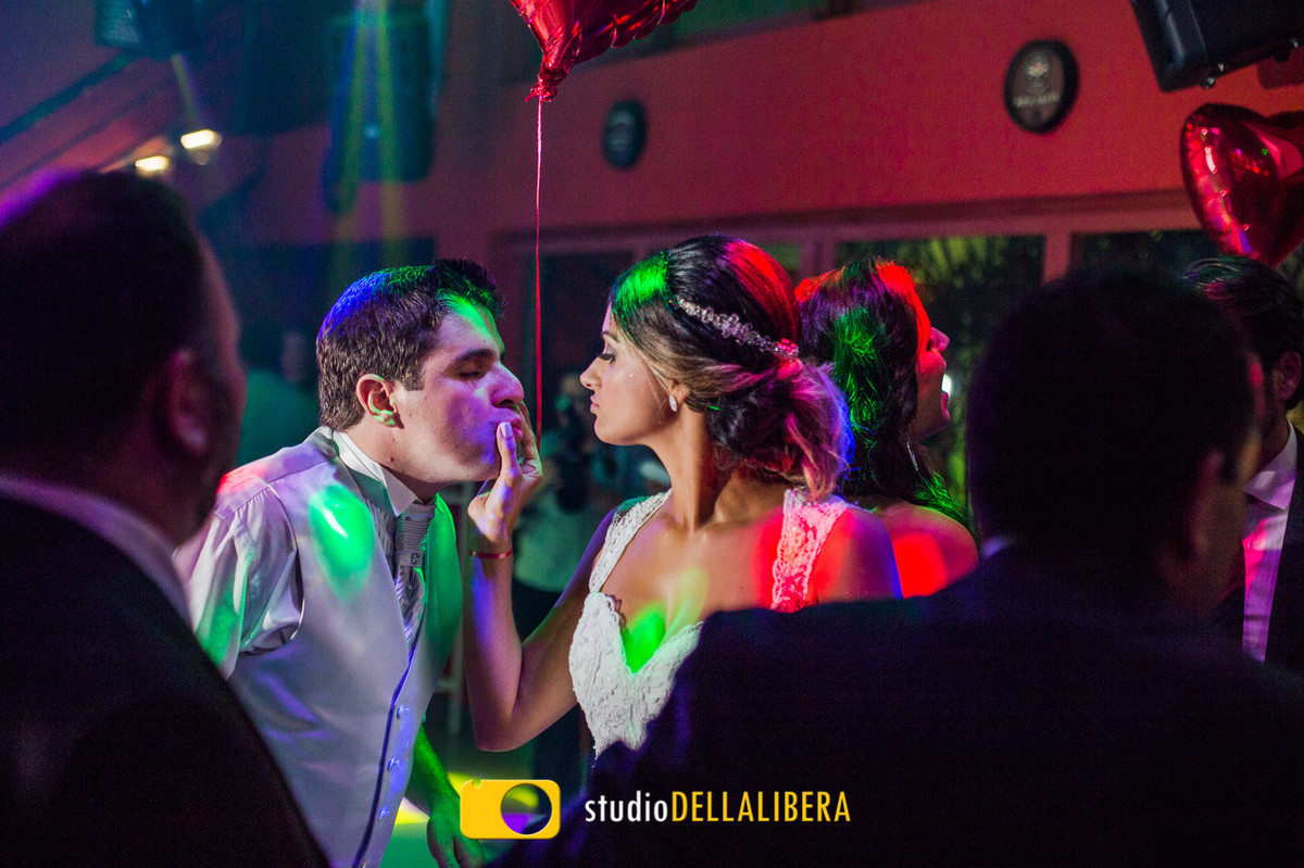 Nova seguando biquinho do noivo na pista de dança casamento em Nova Odessa Chacara Vó Dina Phaternon Eventos