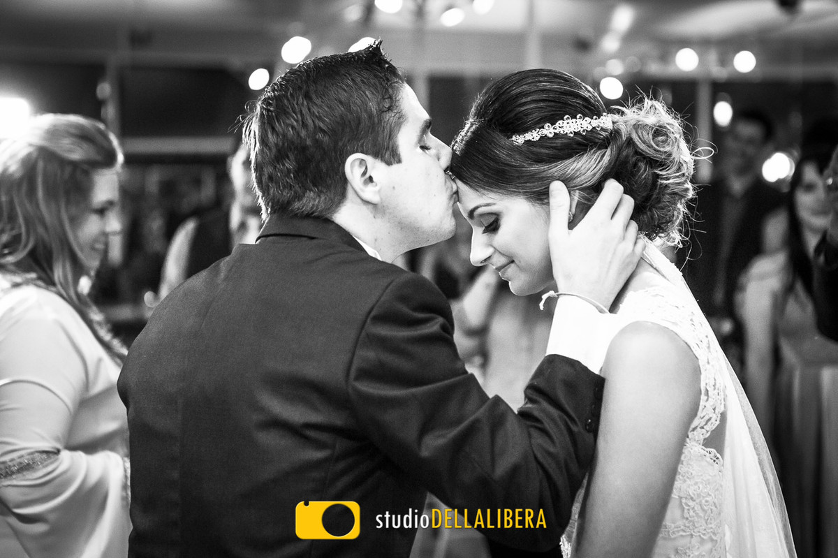 Beijo na testa do noivo na noiva casamento em Nova Odessa