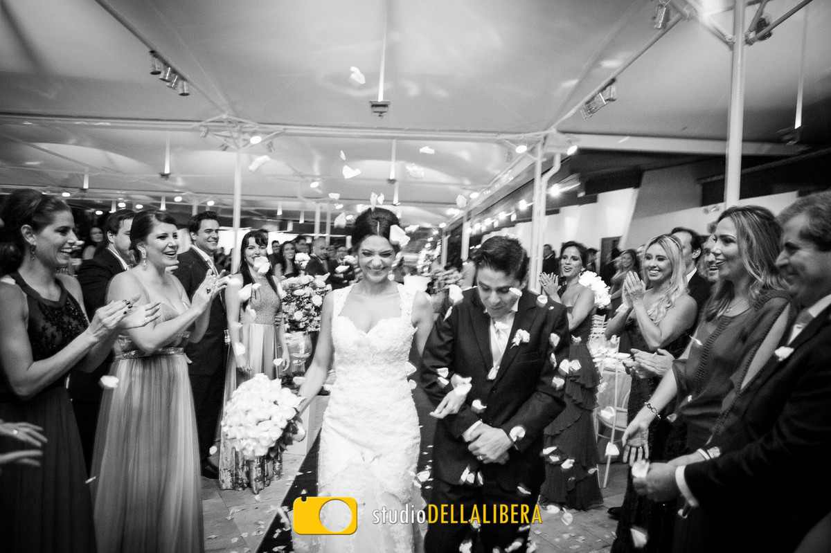 Saida da cerimonia  casamento Nova Odessa  Chácara Vó Dina Phaternon Eventos