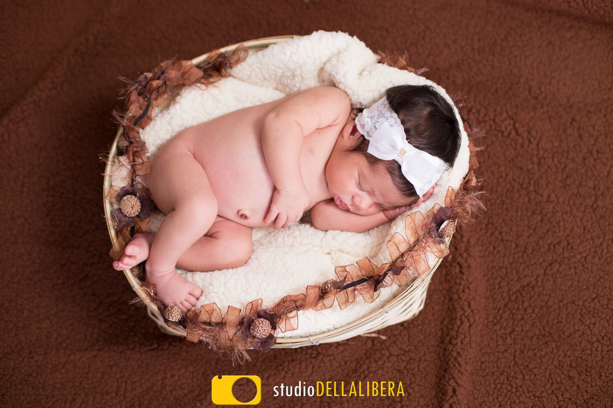 Sessão newborn Piracicaba com cesto decorado em tons marrom