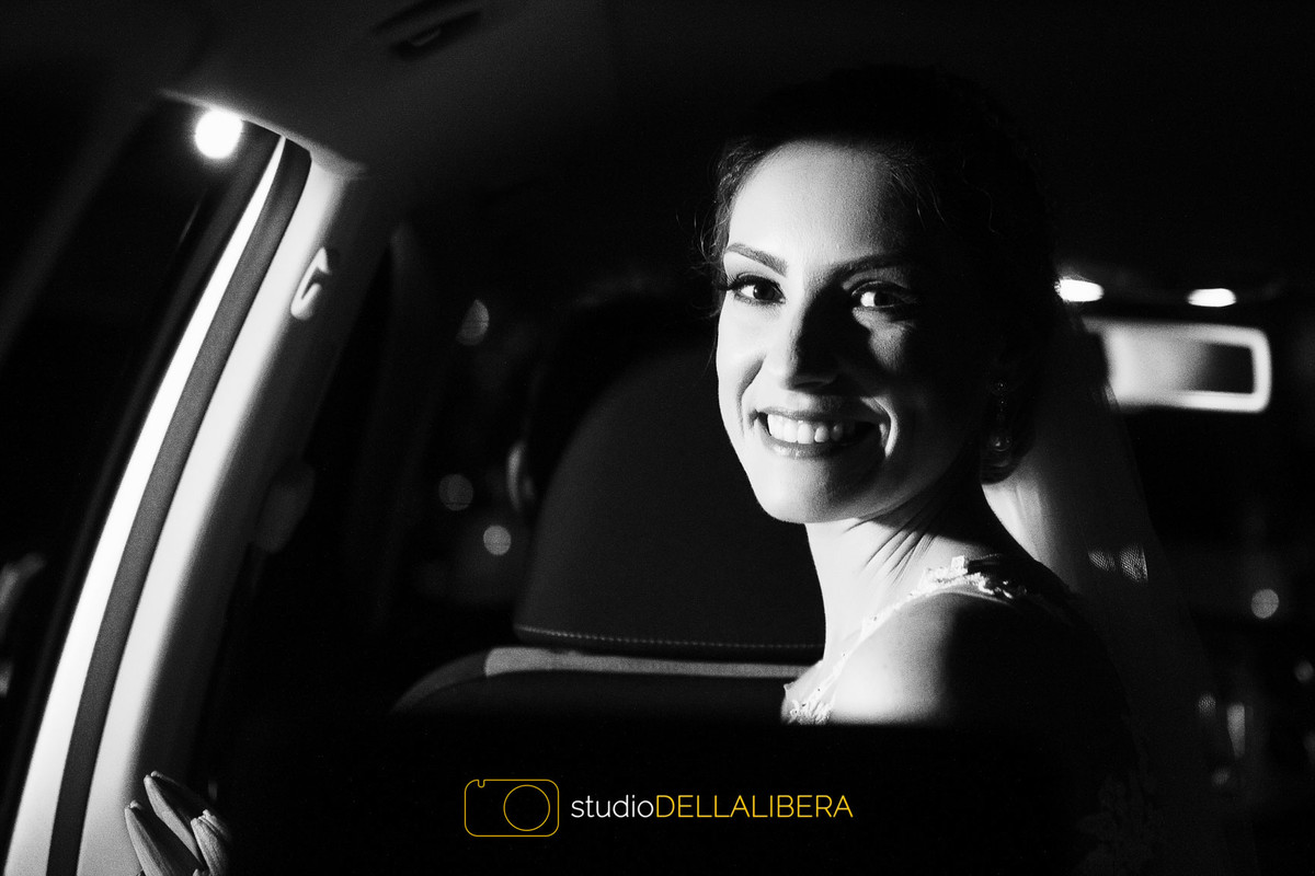 Noiva no carro em frente a igreja pronta para casar