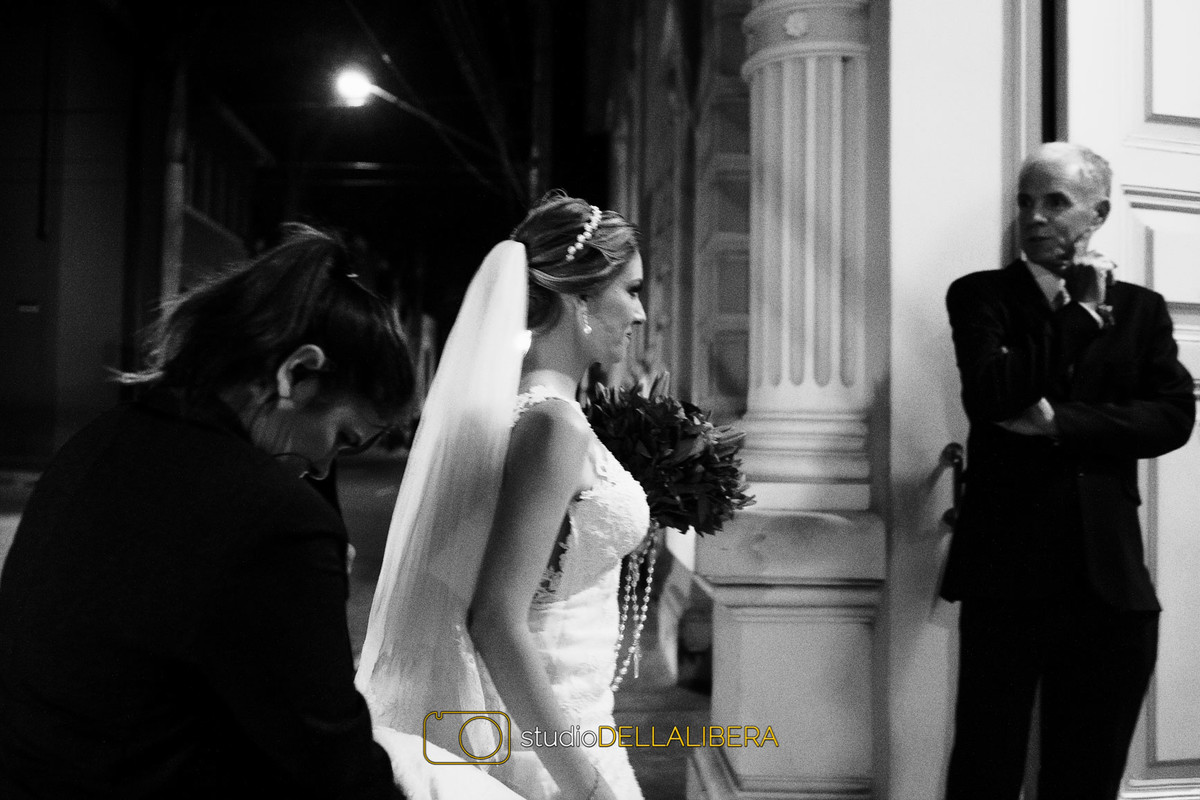Noiva entrando na Igreja Nossa Senhora do Patrocínio, com o pai esperando