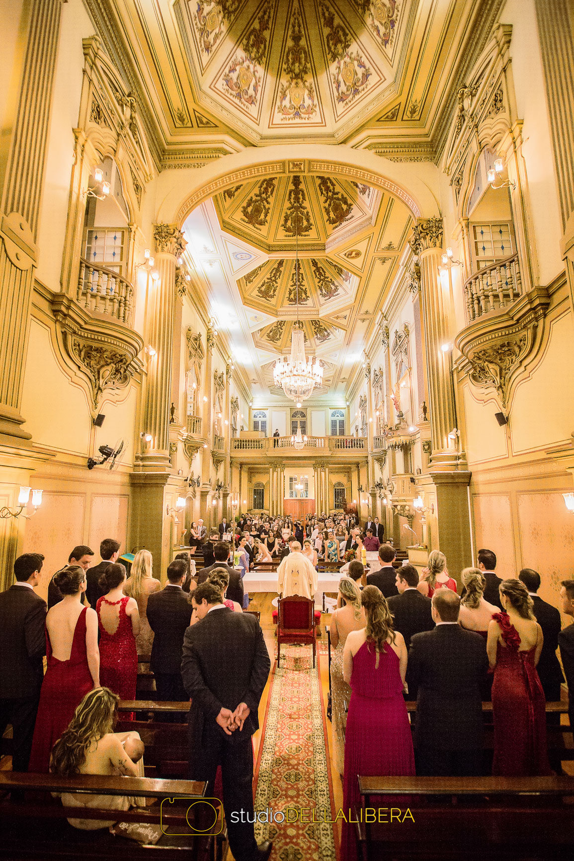 Noivos no altar da Igreja Nossa Senhora do Patrocínio em Itu, durante a cerimônia do casamento