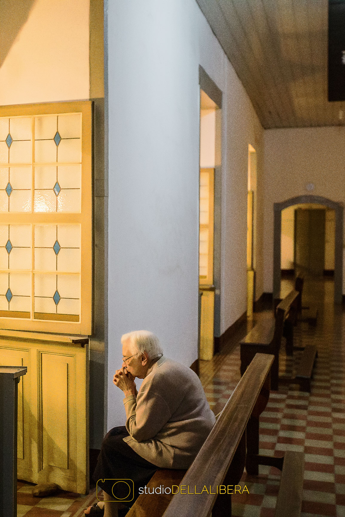 Freira assistindo a cerimônia do casamento na Igreja Nossa Senhora do Patrocínio em Itu