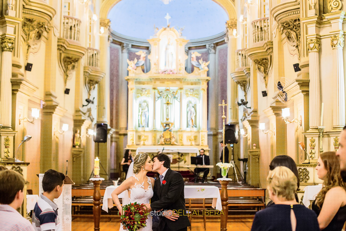 Beijo dos noivos no corredor da Igreja Nossa Senhora do Patrocínio em Itú