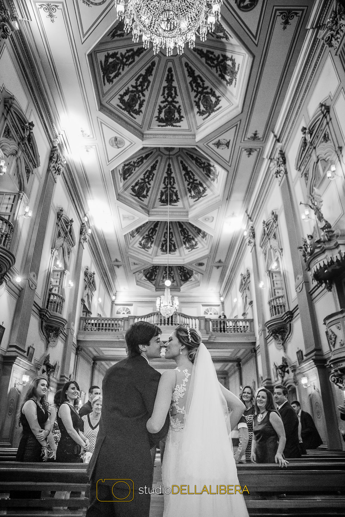 Beijo dos noivas na saída Igreja Nossa Senhora do Patrocínio