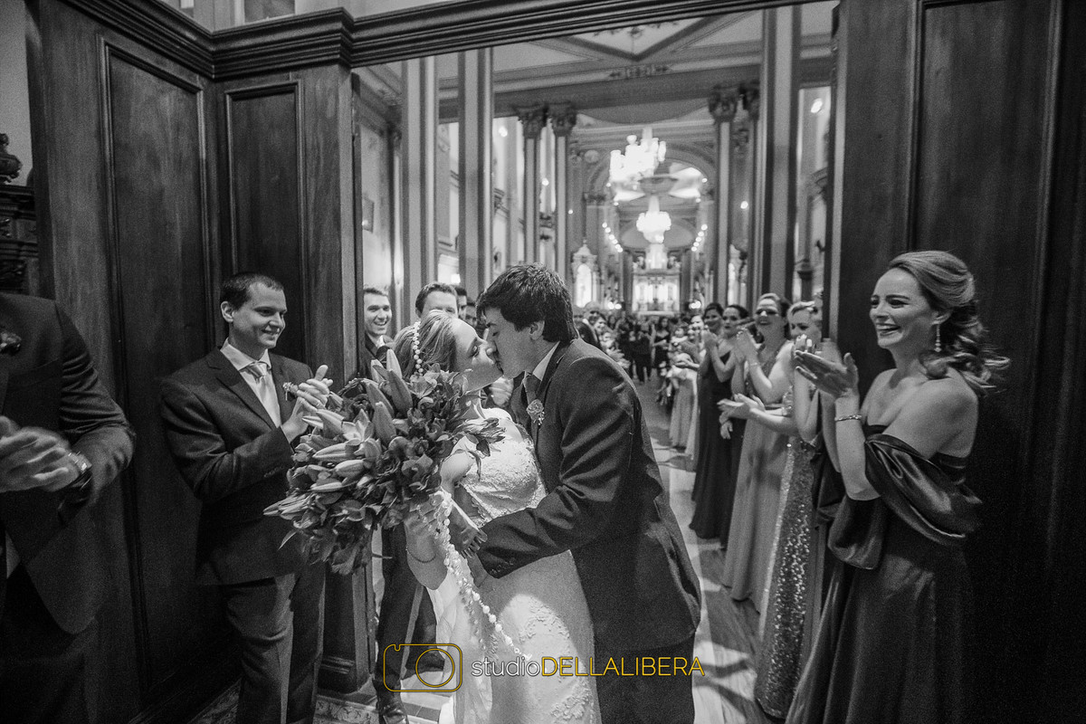 Beijo dos noivos com os padrinhos aplaudindo no final da cerimônia , casamento em Itú - São Paulo