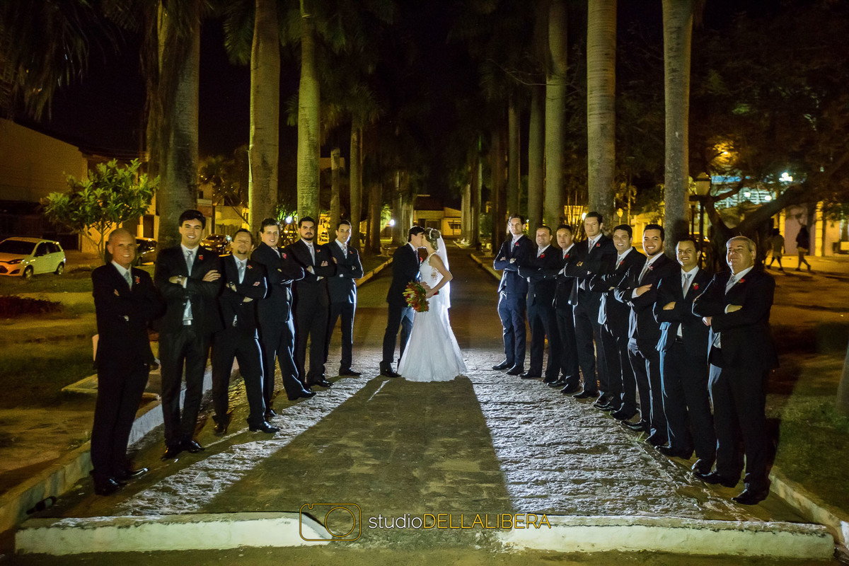 Foto com os padrinhos na praça em frente a Igreja nossa Senhora do Patrocínio em Itú São Paulo
