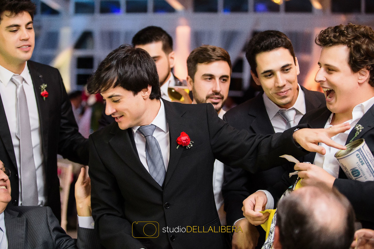 Noivo com os amigos passando gravata  com os amigos