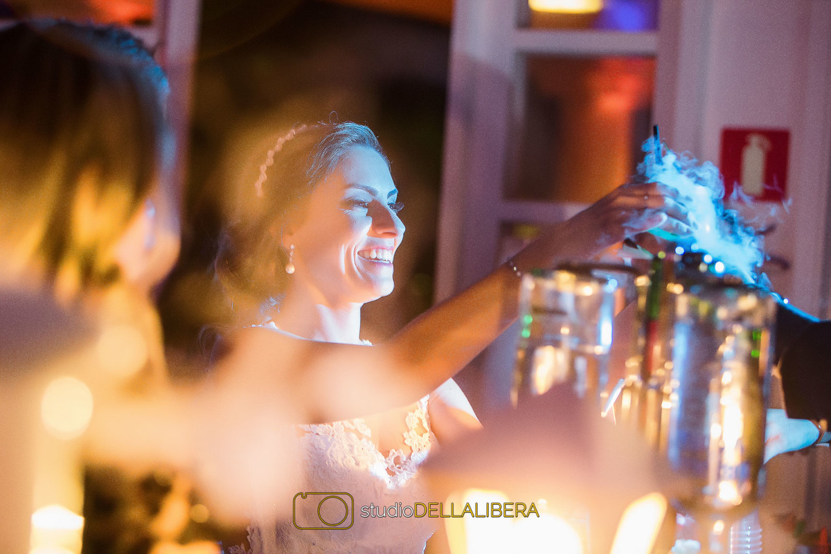 Noiva pegando drink durante a festa de casamento em Itú