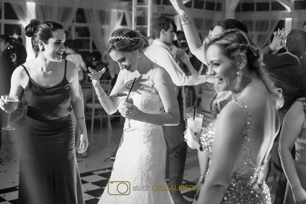 Noiva na pista de dança com as amigas