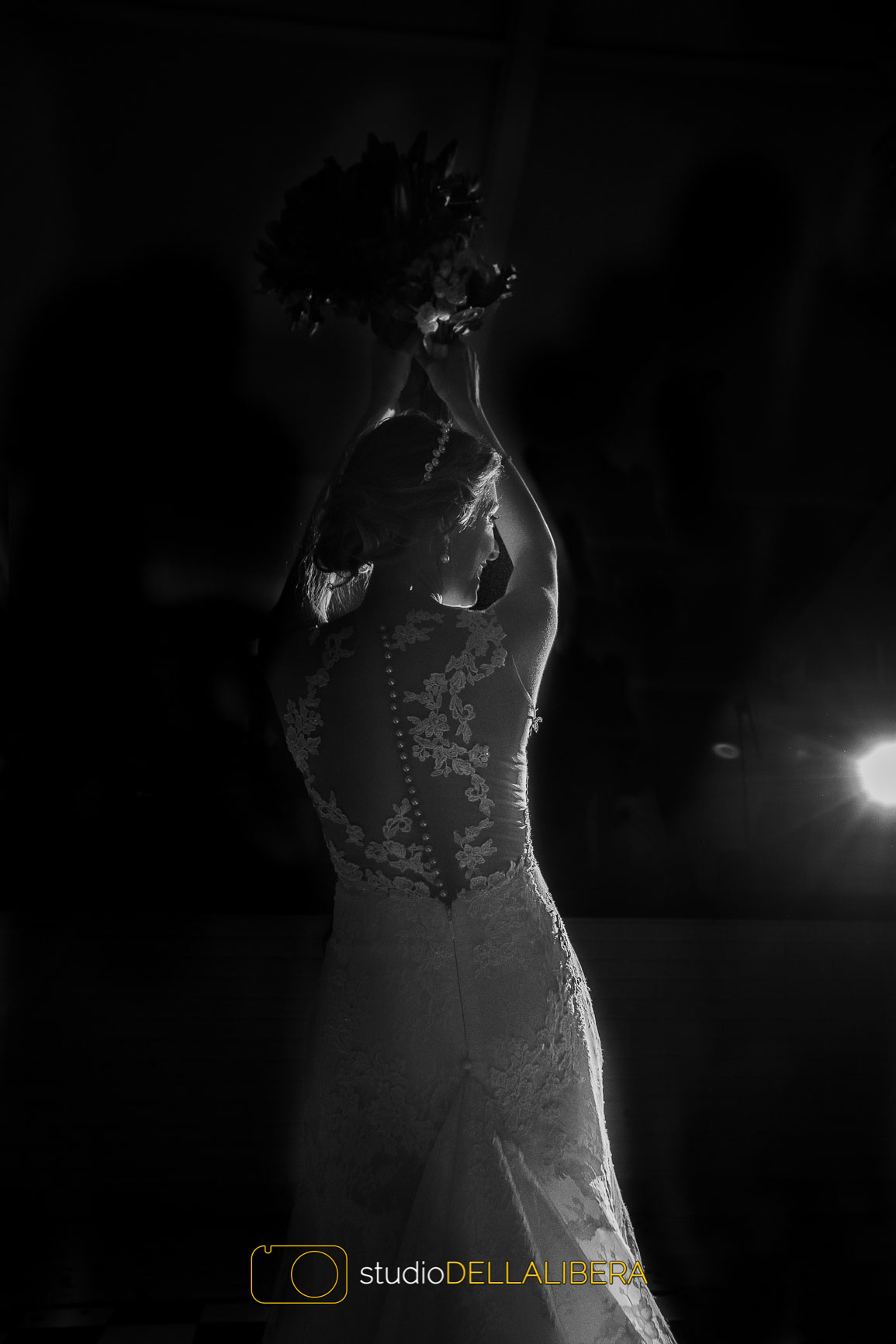 Foto jogando o buque com luz criativa no casamento em Itú salão andrezza