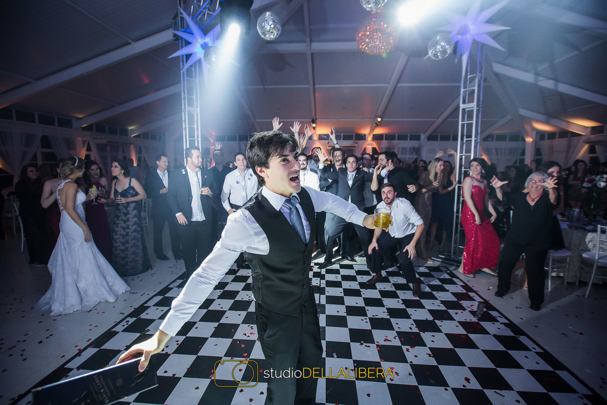 Noivo jogando a garrafa de Wisk