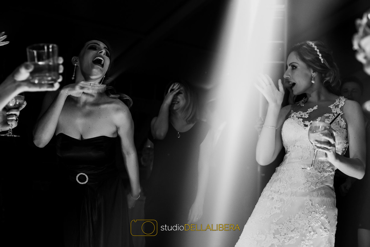 Noiva dançando com amigas na pista de dança