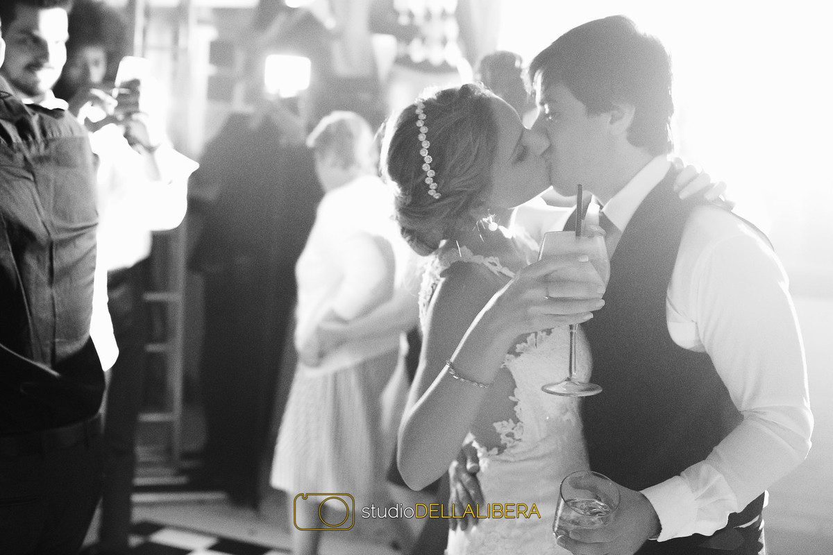 Beijo final dos noivos  casamento em It'u salão Andrezza