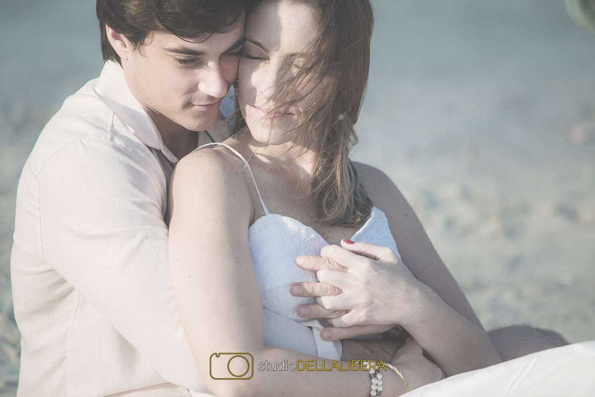 Um abraço verdadeiro e apaixonado vale muito mais que poses, em sessão pre casamento na praia da Riviera em Bertioga