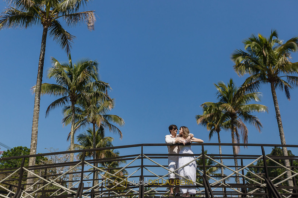 Pre wedding riviera de são Lourenço, com casal apaixonado, com fileira de coqueiros e um lindo ceu azul
