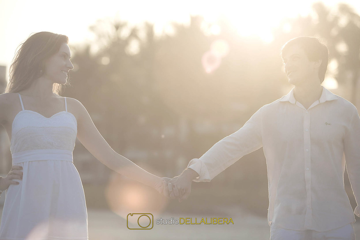 Os noivos se olhando e caminhando na paria da Riviera de São Lourenço